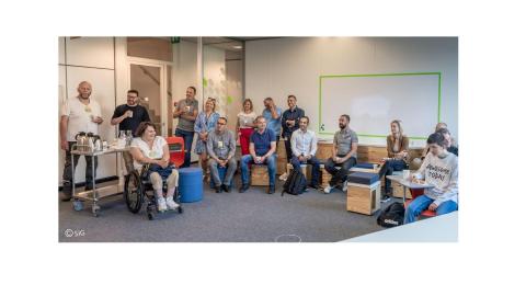 Groupe de personnes discutant lors d'une présentation DuoDay